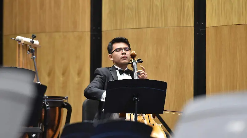 Luis Ángel Morales, solista de violoncello